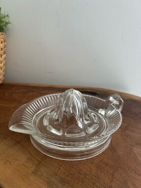 Vtg Clear Glass Citrus Juicer Reamer Ribbed Handle Manual Lemon Orange Squeezer